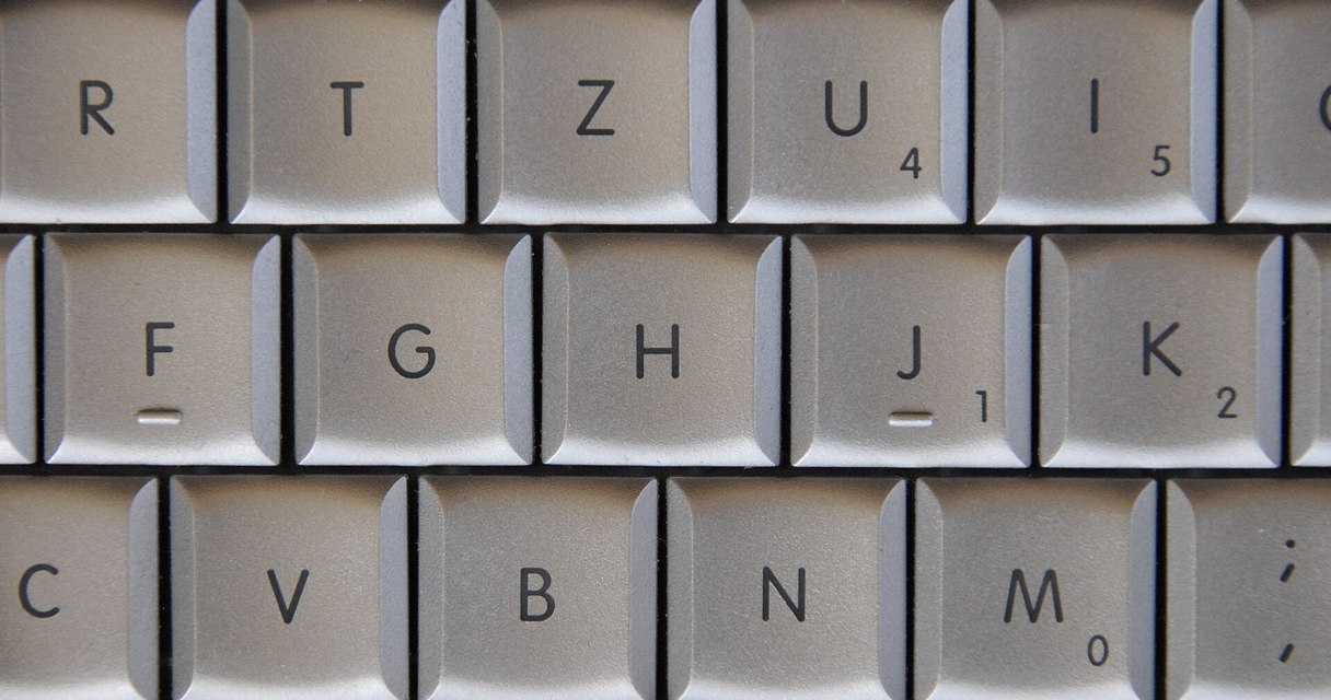Primer plano del teclado de un portátil