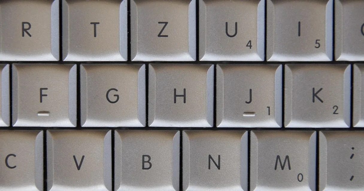 Primer plano del teclado de un portátil