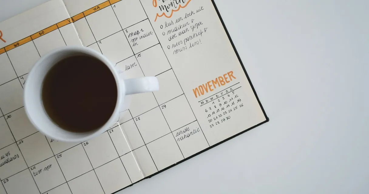 Calendario de escritorio con notas y recordatorios mensuales