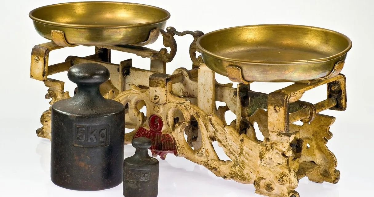 Balanza antigua de dos platillos con pesas
