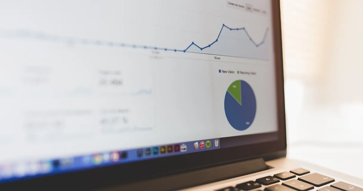 Gráficos de analítica web en la pantalla de un portátil
