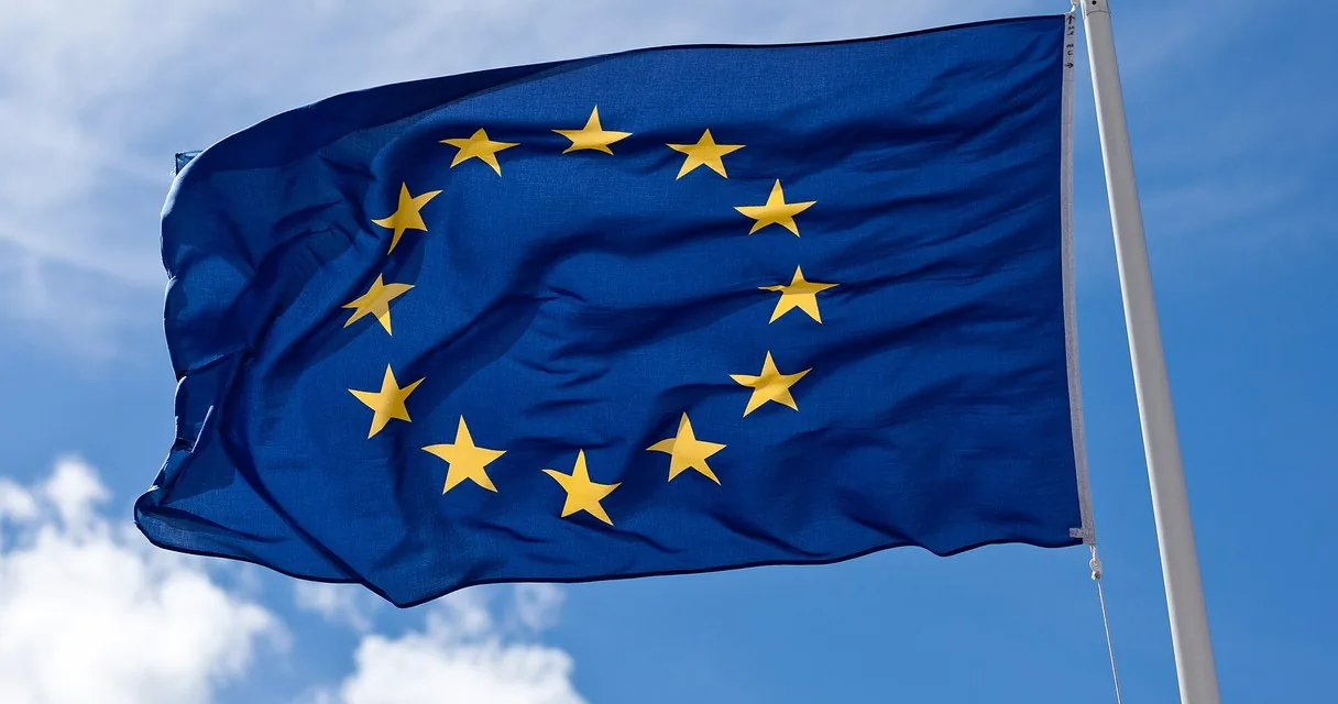 Bandera de la Unión Europea ondeando al viento