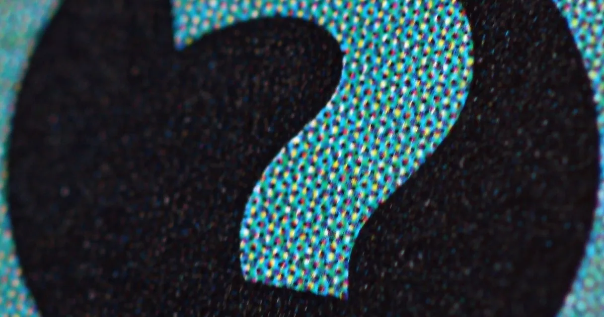 Signo de interrogación negro sobre fondo turquesa