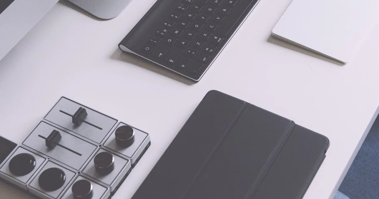 Tablet, teclado y cuaderno sobre un escritorio