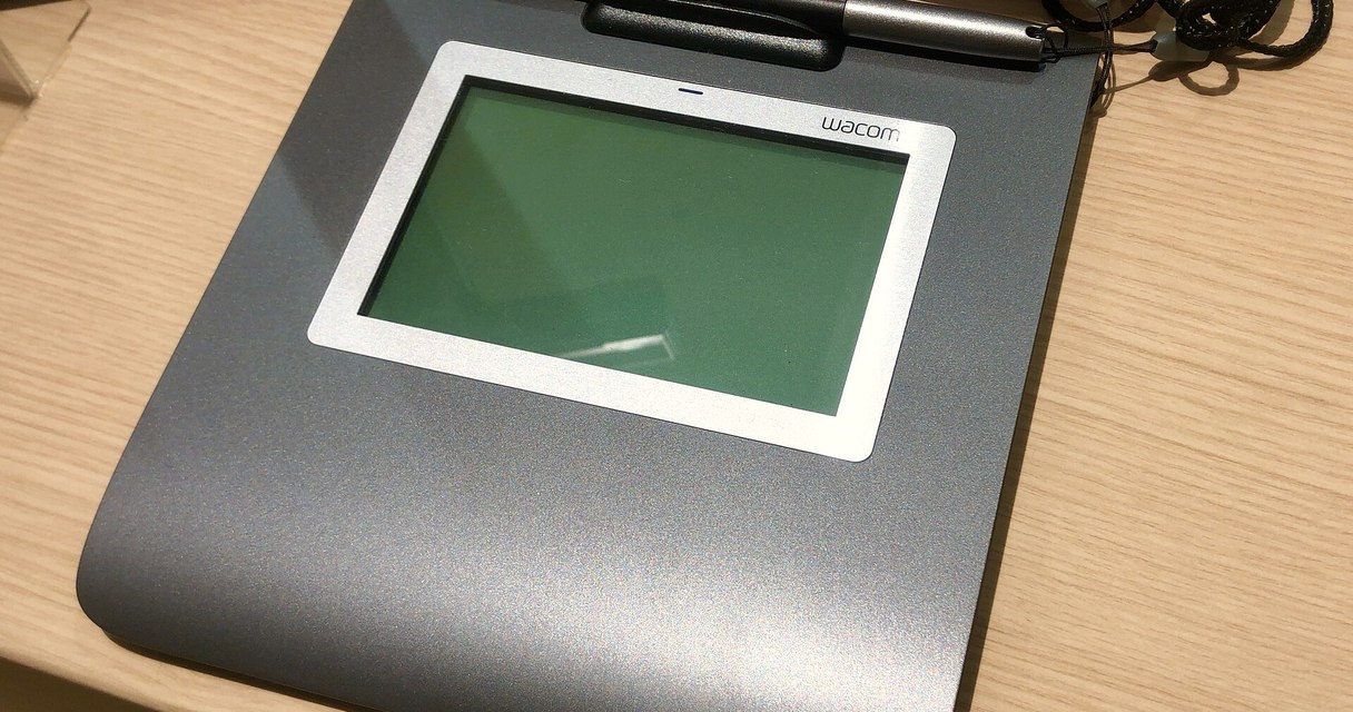 Tableta de firma electrónica sobre un escritorio