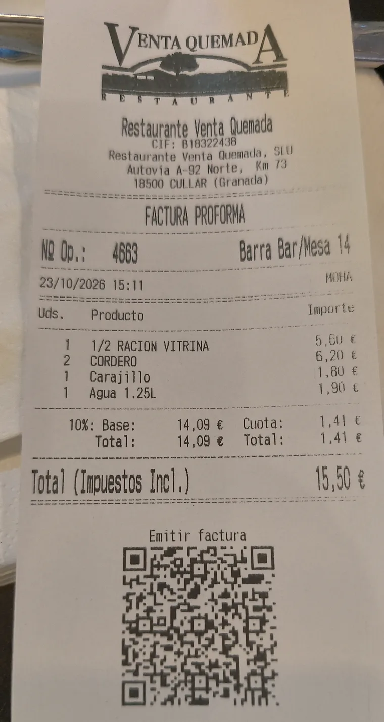 Ticket completo de restaurante con rótulo de factura proforma, desglose de IVA al 10% y QR de emisión de factura