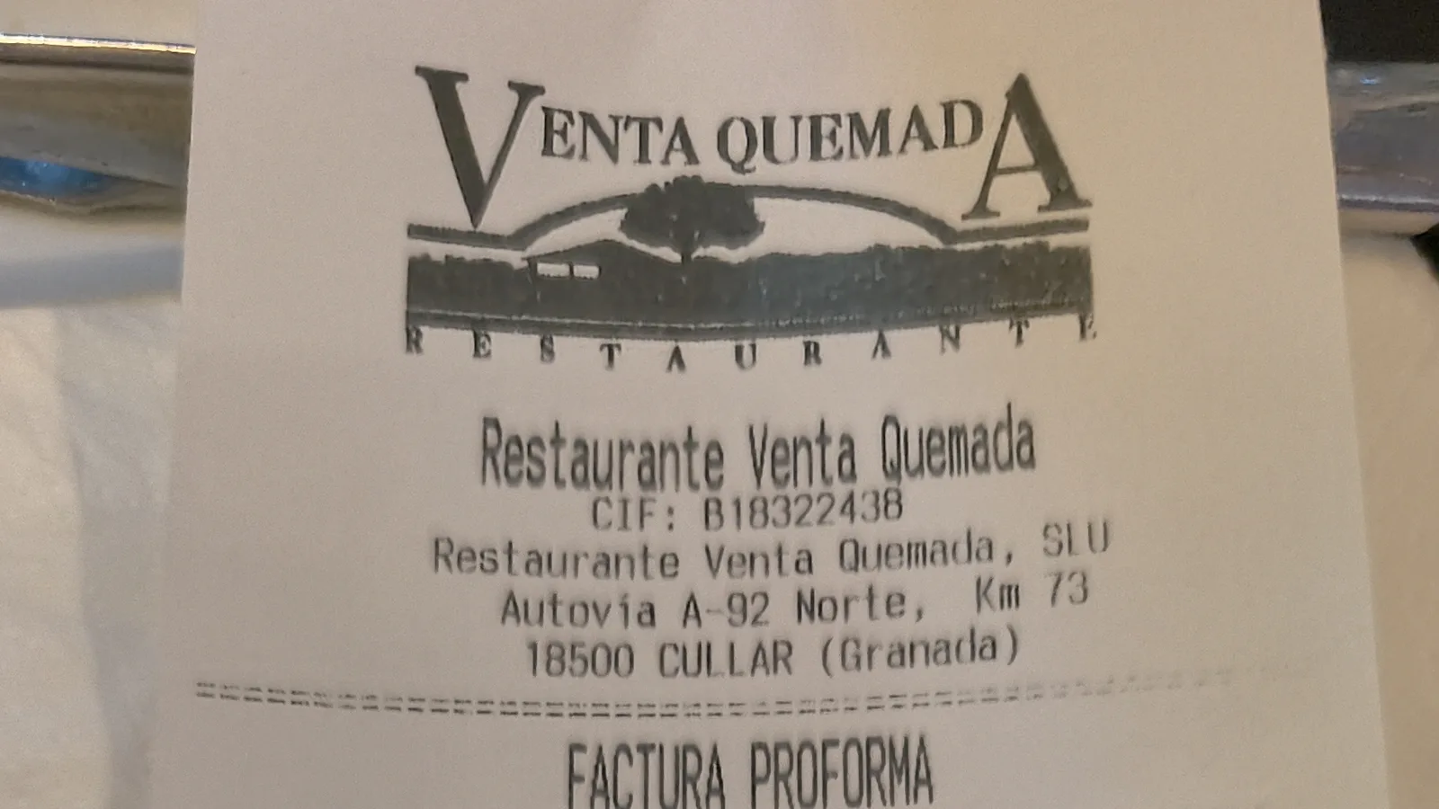 Ticket de un restaurante de carretera con el rótulo «factura proforma» y un QR para emitir la factura