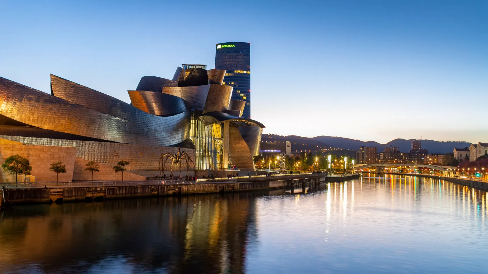 El Guggenheim y la ría de Bilbao al atardecer, territorio TicketBAI