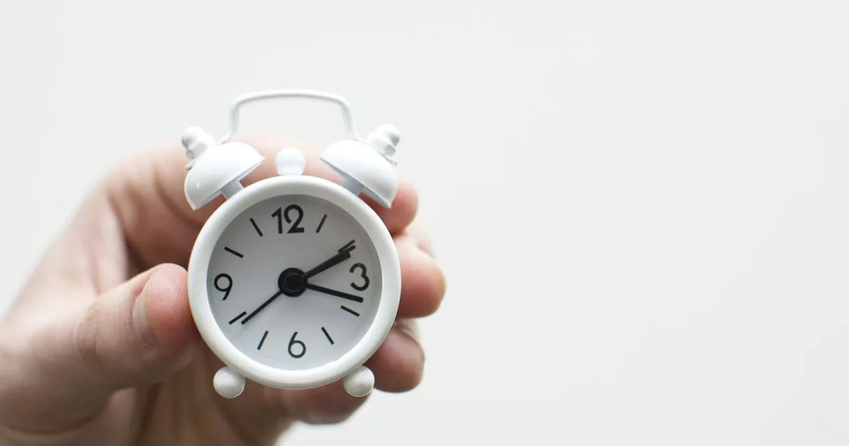 Despertador marcando la hora: los plazos de VeriFactu ya corren
