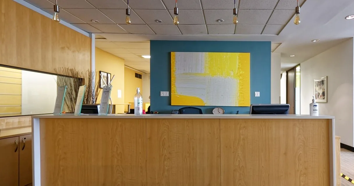 Interior de un despacho de abogados moderno